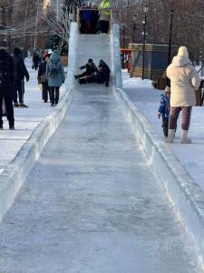 Фото В челябинских парках и ледовом городке на площади Революции закрыли горки