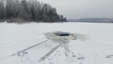 Фото На Аргазинском водохранилище автомобиль «Нива» провалился под лед