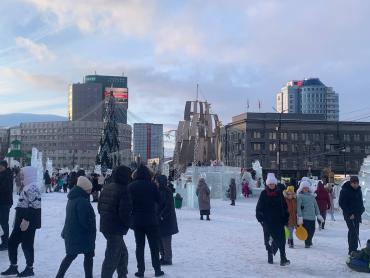 Фото В ледовом городке на площади Революции открыли горки