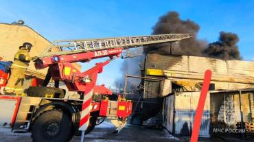 Фото Пожар на лакокрасочном производстве в промзоне Челябинска увеличивается