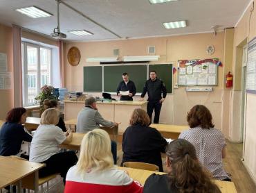 Фото  Полицейские Челябинска учили сотрудников школ и детских садов противостоять мошенникам