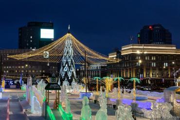 Фото Ледовый городок на площади Революции в Челябинске вновь открыт