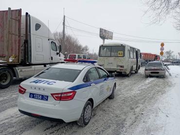 Фото Меридиан встал в пробке из-за сломавшейся маршрутки