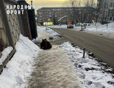 Фото Обледеневшие тротуары терроризируют златоустовцев