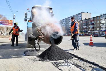Фото В Челябинске локальный ремонт дорог проводят «холодным» асфальтом