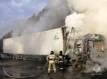 Фото В Катав-Ивановском районе на трассе М-5 вспыхнул грузовик
