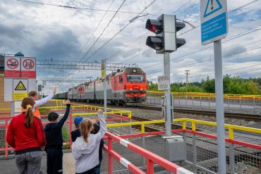 Фото В преддверии весенних школьных каникул на Южно-Уральской магистрали стартовала профилактическая акция «Безопасный транспорт»