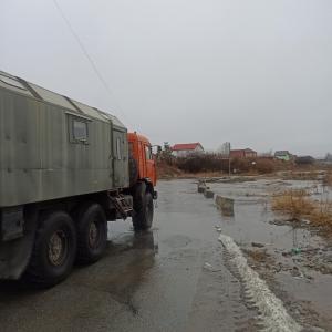 Фото В Челябинской области «большая вода» разделила посёлок надвое: затоплен мост в Есаульском