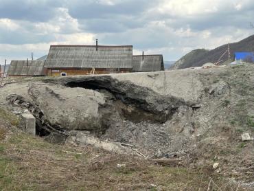 Фото   В ашинском поселке обвалилась обочина, жители рассказали о случившемся губернатору