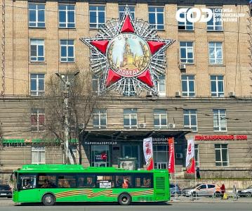 Фото Челябинские автобусы украшают в честь Великой Победы