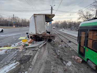 Фото В Челябинске из-за ДТП закрыли движение трамваев по Свердловскому тракту