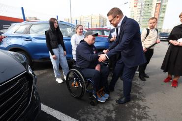 Фото Получившим тяжелые ранения в зоне СВО южноуральцам подарили машины с ручным управлением