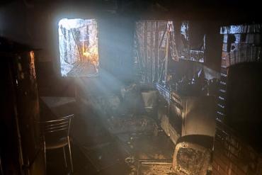 Фото В миасском поселке Челябинской области дровник едва не спалил жилой дом