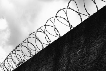 Фото В челябинском аэропорту Курчатова транспортные полицейские задержали орчанина, объявленного в федеральный розыск