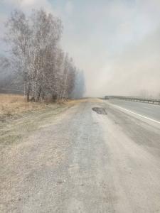Фото Из-за природного пожара дымом заволокло автодорогу «Челябинск – Троицк»
