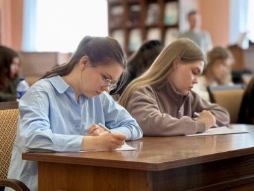 Фото Оперный артист, Гоголь и нотариат: в Челябинске прошёл необычный диктант о завещаниях