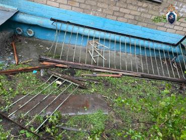 Фото В Челябинске на проспекте Победы рухнул балкон с двумя людьми