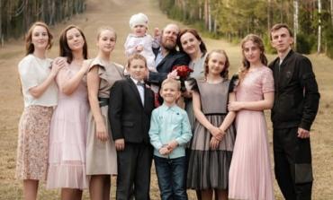 Фото Девять детей: Владимир Путин наградил священника из Златоуста и его супругу орденом «Родительская слава»