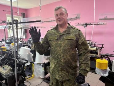 Фото Для быта и для передовой: герой СВО из Еманжелинска в мирной жизни открыл производство перчаток