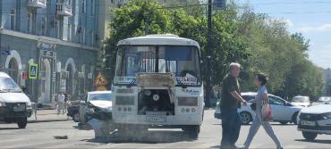 Фото В центре Челябинска произошло ДТП с 92-й маршруткой