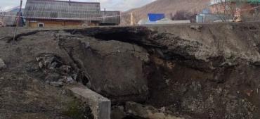 Фото  Власти Аши ищут того, кто восстановит провалившуюся дорогу в Козинском