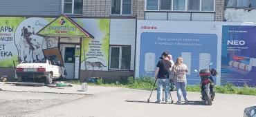 Фото В Коркино машина влетела в зоомагазин и осталась без крыши