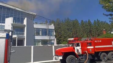 Фото В миасском поселке Тургояк вспыхнул частный трехэтажный дом