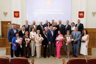 Фото В Заксобрании вручили ежегодную премию представителям бизнес-сообщества Южного Урала 