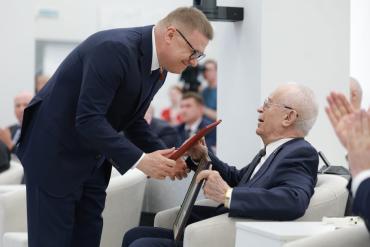 Фото Алексей Текслер вручил почетную грамоту президента России Герману Вяткину