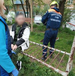Фото  В Златоусте прыгающий мальчик угодил в плен к старой скамейке