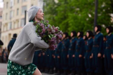 Фото Челябинск в 80-ю годовщину Победы воссоздал отправку на фронт добровольцев-танкистов в мае 1943-го