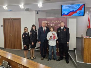 Фото Подростки Магнитогорска получили паспорта в зале заседаний Собрания депутатов