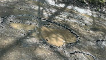 Фото Житель Кыштыма пожаловался губернатору на очень дырявую дорогу к садам и базе отдыха