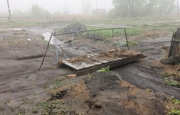 Фото Село Ларино в Уйском районе находится во власти мокрой грязи