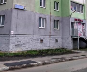 Фото В Парковом иномарка врезалась в крыльцо магазина