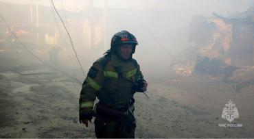 Фото В Сатке загорелся гаражный кооператив, где разводили свиней