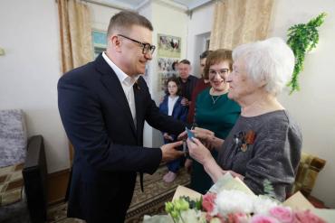 Фото  Алексей Текслер навестил в Кусе узницу фашизма Римму Зубову
