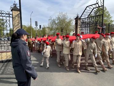 Фото Южноуральцы отмечают Первомай под защитой тысячи полицейских