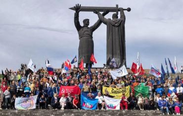 Фото В год 80-летия Великой Победы южноуральцы стали чаще посещать места боевой славы и мемориалы