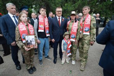Фото Губернатор Челябинской области Алексей Текслер почтил память героев Великой Отечественной войны
