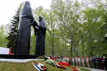Фото Мэр Челябинск Алексей Лошкин возложил цветы к памятнику «Скорбящие матери»
