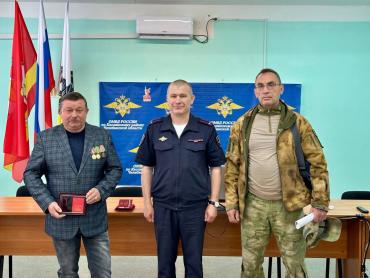 Фото Семье волонтёров вручили медали за помощь СВО