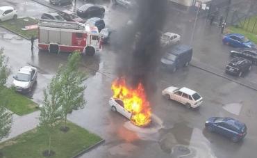 Фото В Челябинске на улице Дмитрия Неаполитанова вспыхнула легковушка