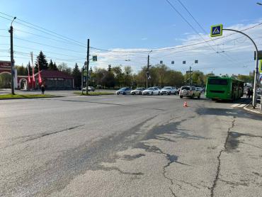 Фото В Челябинске пешеходы попали под колёса автобуса