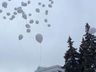 Фото Пара белых голубей: как в Челябинске прошло возложение цветов к Вечному огню