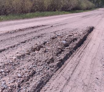 Фото  Может провалиться школьный автобус: дети из деревни Магадеево ездят учиться по опасной дороге