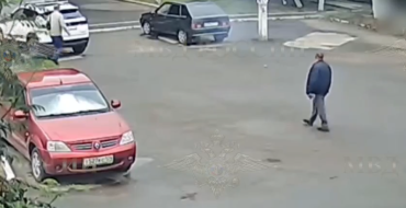 Фото Полицейский спас людей из горящего автомобиля в Еманжелинске