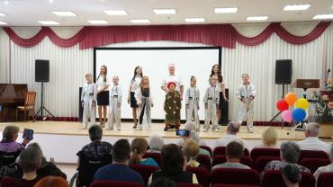 Фото В Челябинске сотрудники полицейского главка подарили праздник подопечным геронтологического центра 