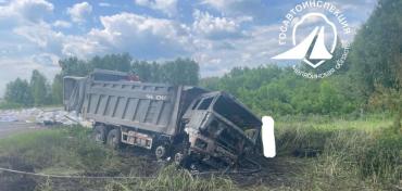 Фото В Сосновском районе улетел в кювет и загорелся большегруз