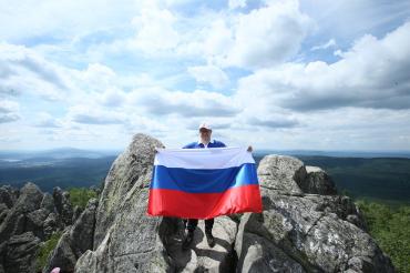 Фото Губернатор и парламент поздравляют южноуральцев с Днем России (ВИДЕО)